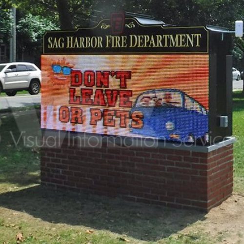 Fire department sign warning about pets in cars.